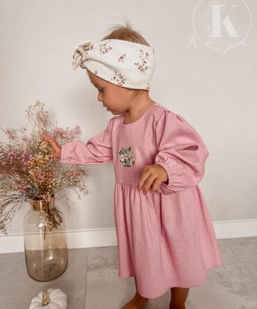 Sukienka z haftowanymi kwiatuszkami  80-116 Kaya