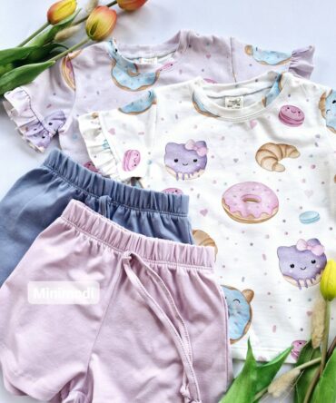 Bluzka z falbankami pączki na bieli i lilii 86-134 Haydi