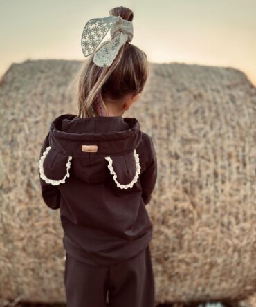 Brązowy komplet dresowy dla dziewczynki z koronką Makba