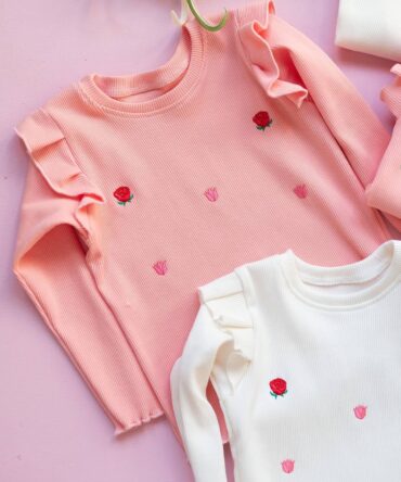 Bluzka brzoskwiniowa z haftem Mam Ten Luz