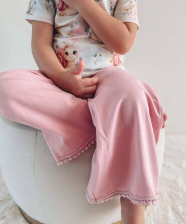 Kuloty różowe dla dziewczynki z pomponikami By o baby