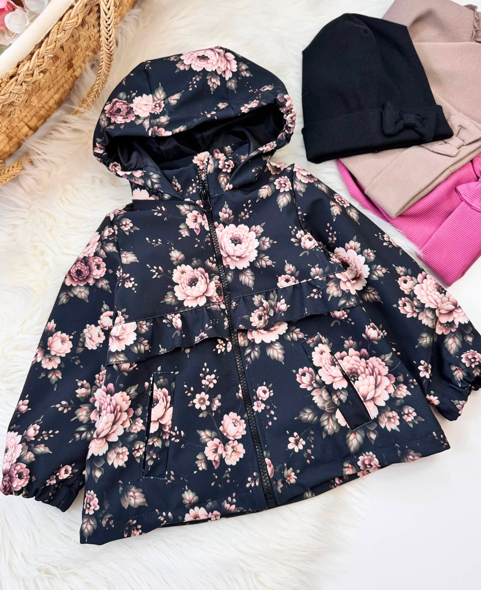 Kurtka dziewcz臋ca softshell w kwiaty na czerni Zula handmade - obrazek 3