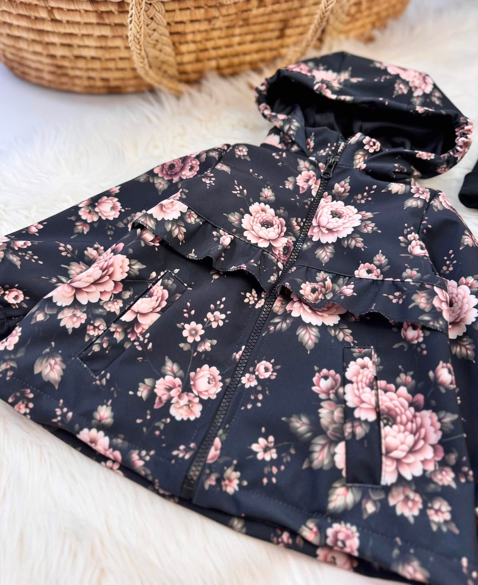 Kurtka dziewcz臋ca softshell w kwiaty na czerni Zula handmade - obrazek 2