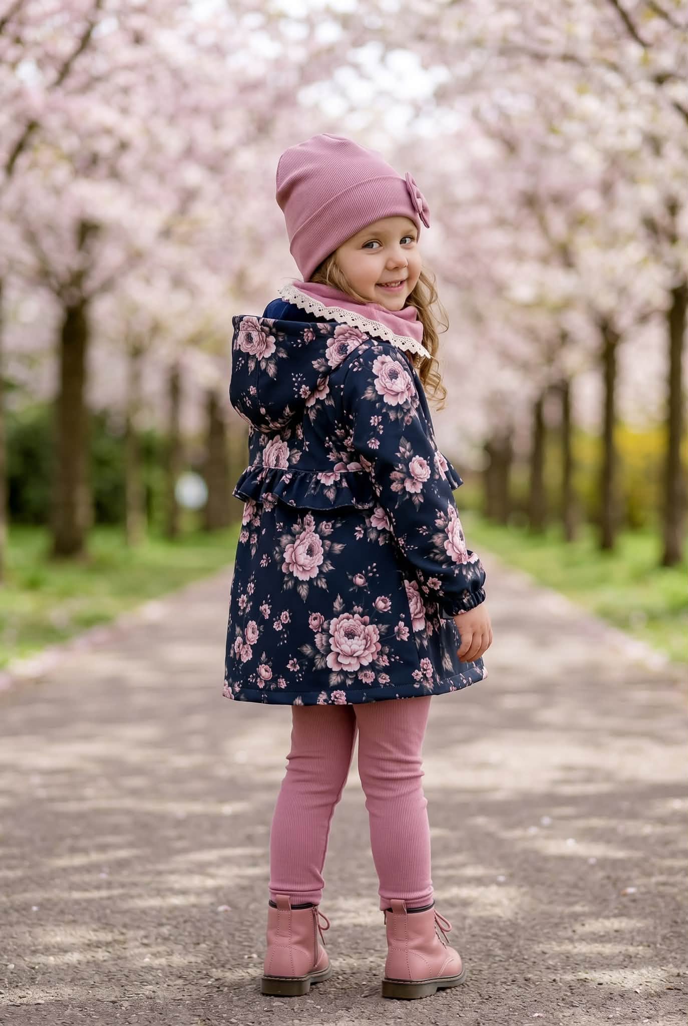 Kurtka dziewcz臋ca softshell w kwiaty na czerni Zula handmade